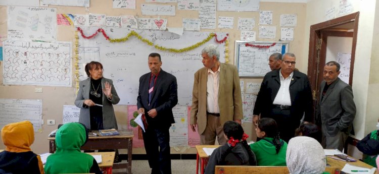 مدير تعليم أبوتشت يجري اختبارًا شفويًا لطلاب الصفوف الأولى بقناطر نجع حمادي