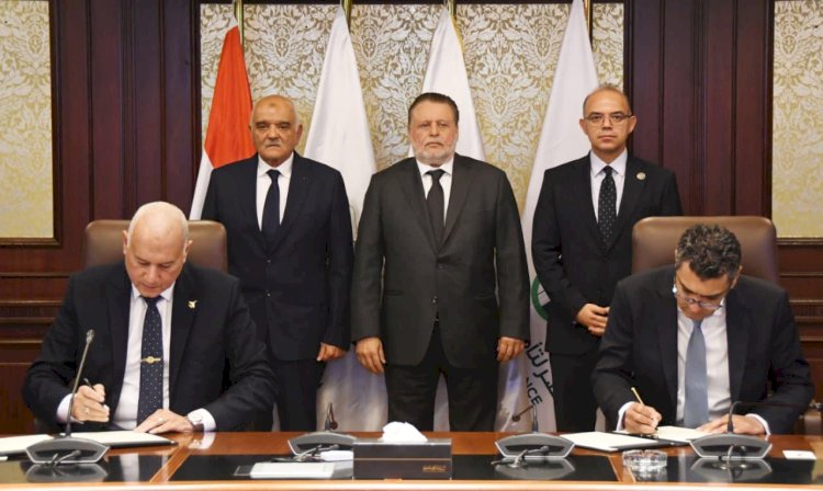 توقيع عقد بين صندوق  تكريم الشهداء ومصر لتأمينات الحياة لاطلاق مبادرة مصر معاكم