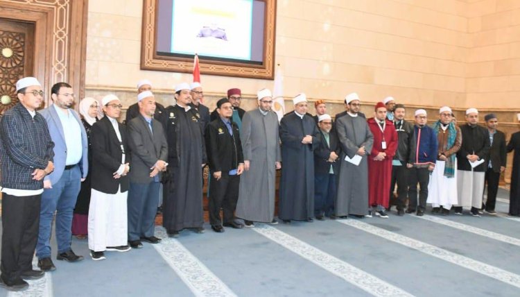 رئيس جامعة الأزهر محاضرًا لأئمة وعلماء ماليزيا المشاركين بمسجد مصر الكبير