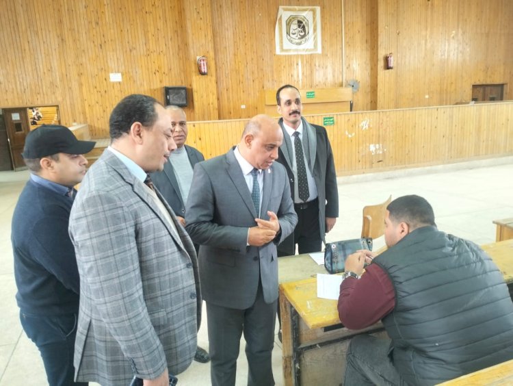 نائب رئيس جامعة قنا يتفقد أعمال امتحانات الفصل الدراسي الأول بكلية الحقوق