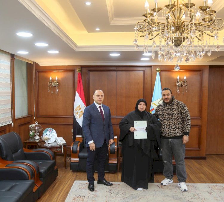 محافظ كفرالشيخ يُسلّم 8 عقود تقنين أراضي أملاك دولة للمستفيدين من المواطنين