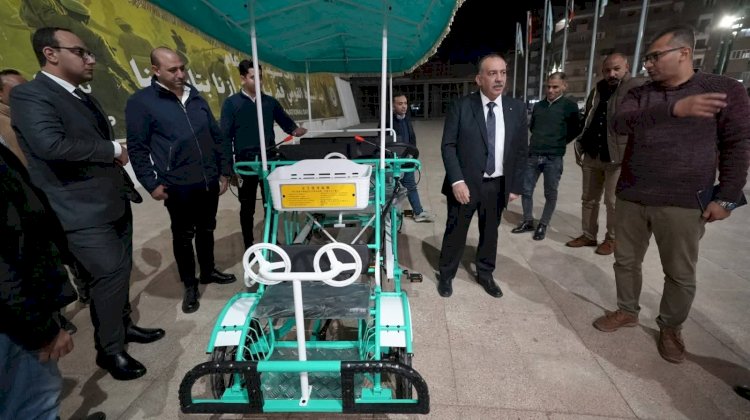 محافظ أسيوط يتفقد مركبة نقل خفيفة صديقة للبيئة بديلًا للتوك توك