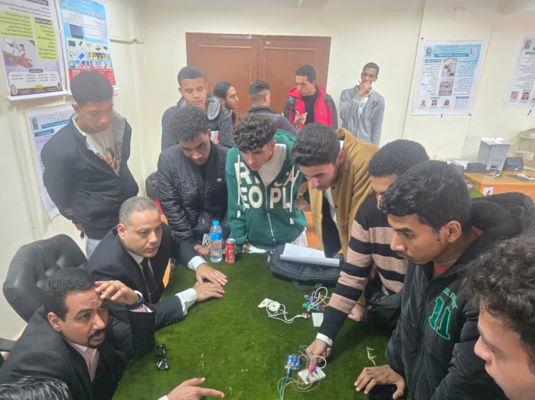 جامعة قنا تناقش مشروعات طلاب شعبة صيانة الأجهزة الطبية بمعهد فني الصحي