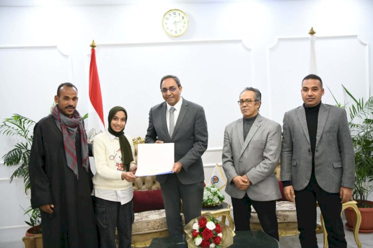 محافظ قنا يكرم دارسة من ذوي الهمم لحصولها على شهادة محو الأمية