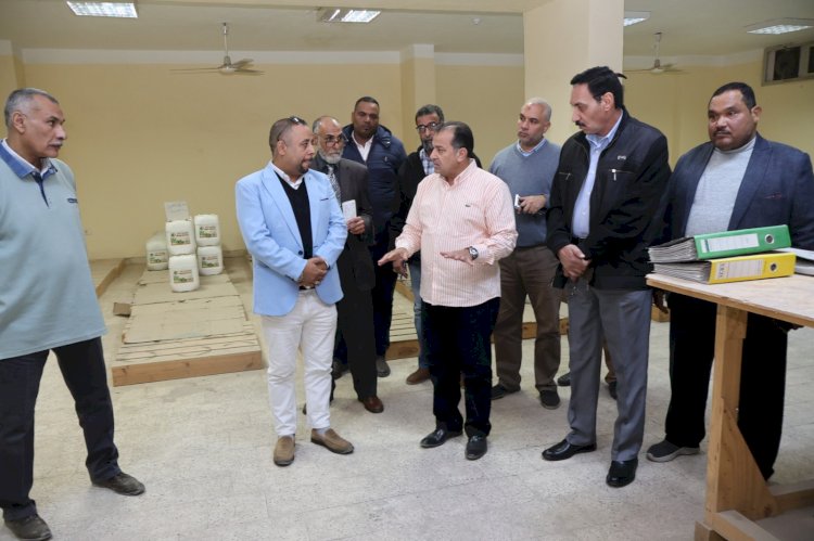 جولة تفقدية لرئيس جامعة قنا بمخازن المستشفيات الجامعية