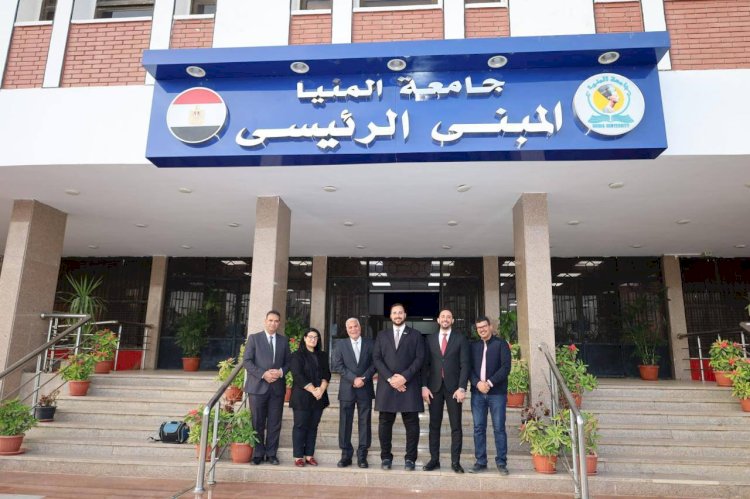 رئيس جامعة المنيا يستقبل عددًا من خريجي كلية الهندسة من النماذج الناجحة