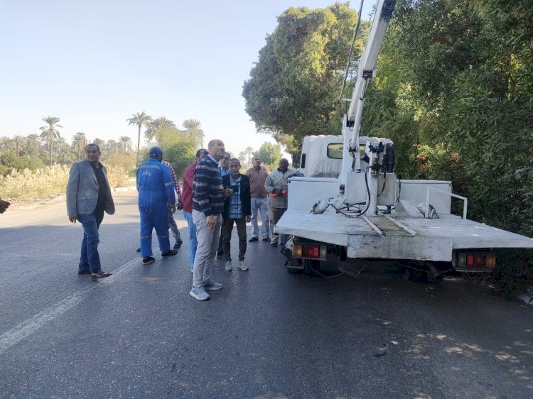 قنا تستكمل أعمال إنارة طريق قنا–الأقصر الزراعي