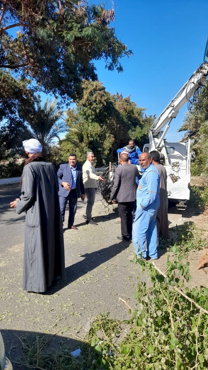 محلية قفط تواصل رفع كفاءة طريق قنا الأقصر الزراعي من قفط لقوص