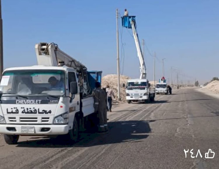 سرعة تنفيذ أعمال إنارة بالطريق الصحراوي الغربي بنطاق قرية المحروسة