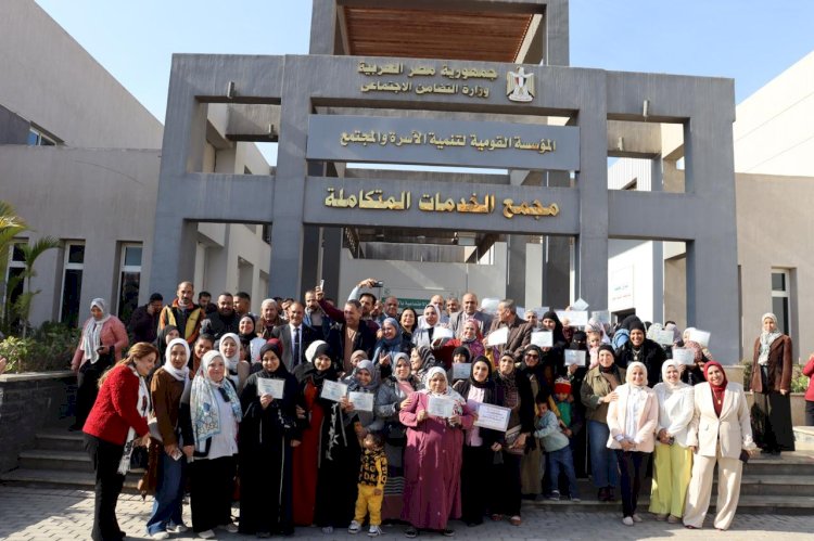 برنامج " لا أمية مع تكافل"  يسلم 100 شهادة محو أمية للمستفيدين