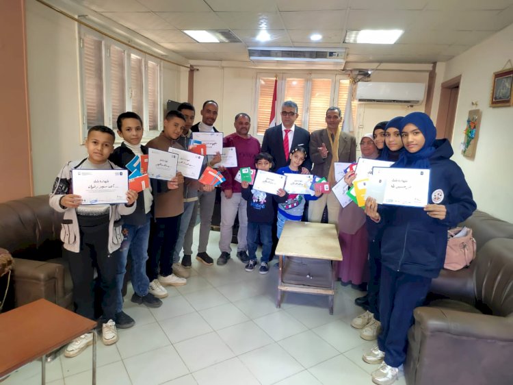 وكيل تعليم أبوتشت يكرم الطلاب المتفوقين في مسابقة تحدي القراءة العربي