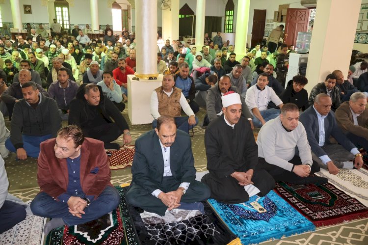 محافظ سوهاج يؤدي صلاة الجمعة بمسجد الشرطة ويلتقي المواطنين