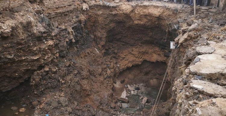 الوضع خطر.. انهيار أرضي مفاجئ يهدد حياة الأهالي في طما