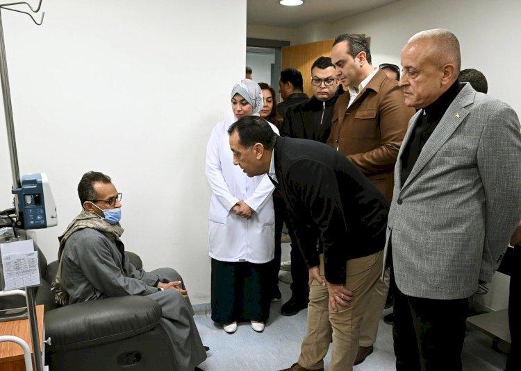 رئيس الوزراء يجري حوارا وديا مع المرضى بمستشفي الكرنك الدولي