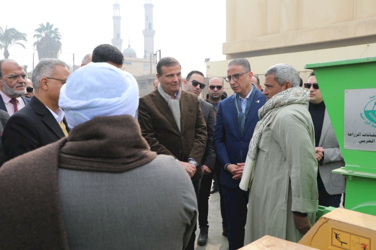وزير الزراعة ومحافظ الفيوم يوزعان 15 "فراطة ذرة" على صغار المزارعين بالمحافظة