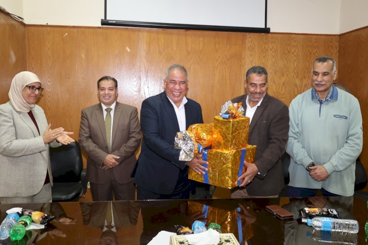 رئيس جامعة قنا يشهد حفل تكريم موظف بإدارة الاحتياجات لبلوغه سن التقاعد