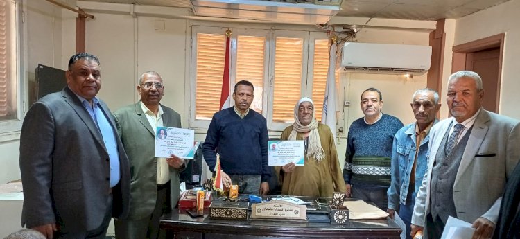 وفاءً لمسيرة العطاء.. عبدالواحد يكرّم المحالين للتقاعد بديوان تعليم أبوتشت