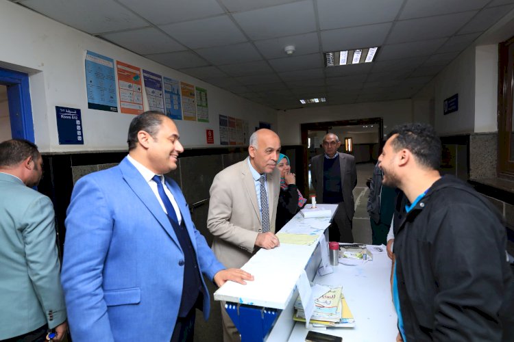 رئيس جامعة كفر الشيخ يتابع جولاته التفقدية للمستشفى الجامعي