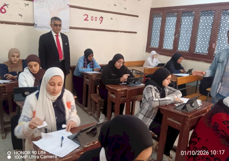 وكيل تعليم أبوتشت يتفقد امتحانات الثانوية بنات ويؤكد انتظام سيرها عبر التابلت