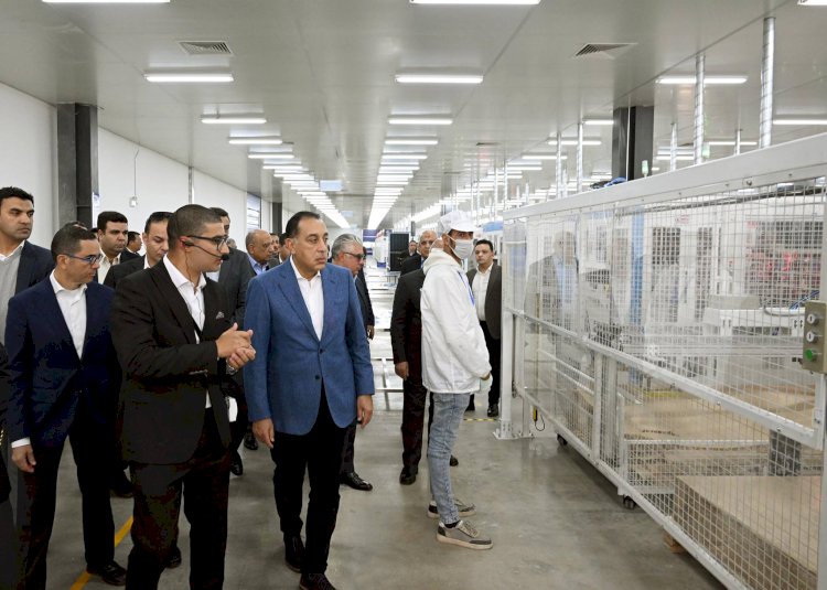 رئيس الوزراء يفتتح مجمع مصانع "إيليت سولار" بالمنطقة الصناعية بالسخنة