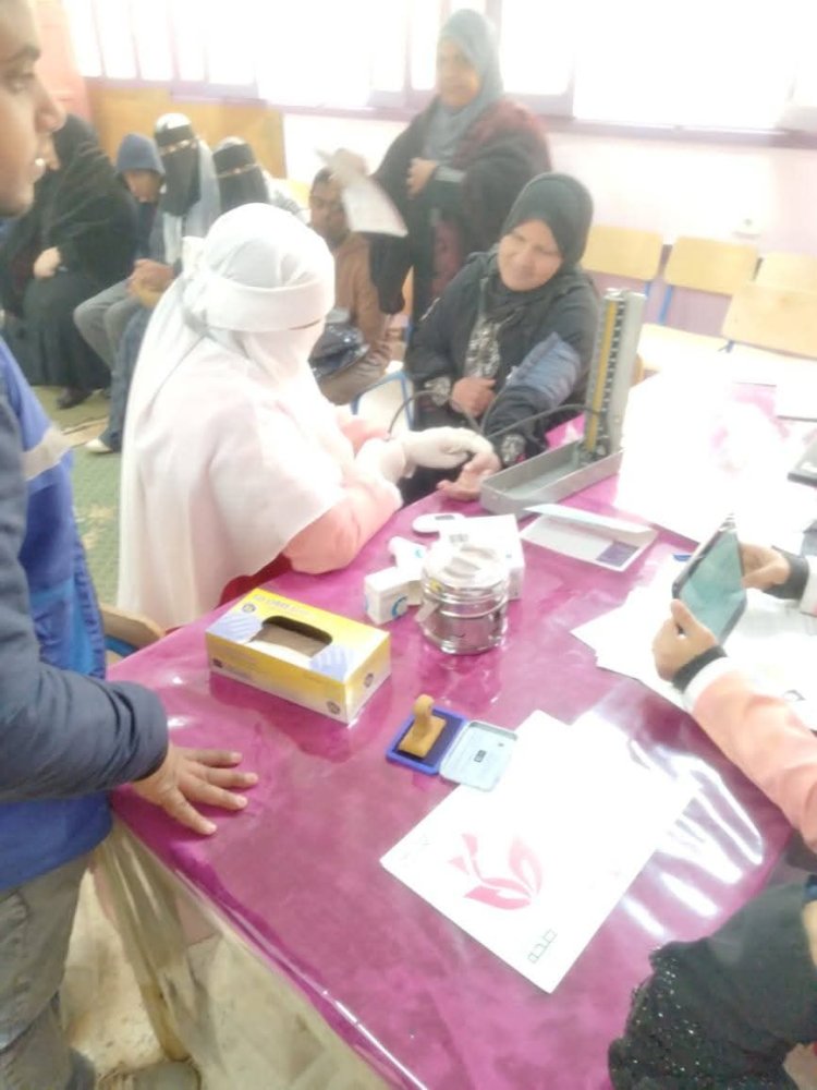 تعليم أسيوط ينظم قافلة طبية مجانية بالمدرسة الفكرية لخدمة الطلاب وأولياء الأمور