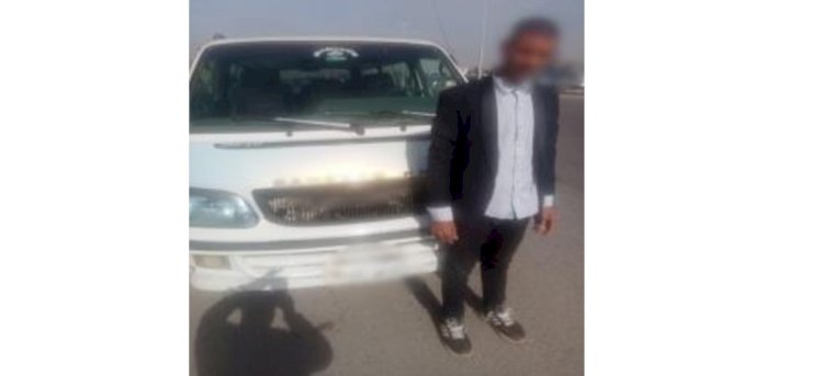 ضبط سائق لقيامه بالسماح لراكب بالجلوس أعلى السيارة بالقاهرة