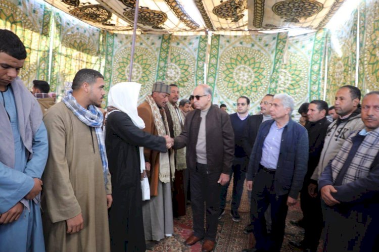 محافظ المنيا يقدّم واجب العزاء ويلتقي بأسر ضحايا حادث تصادم سيارة عمال المحاجر