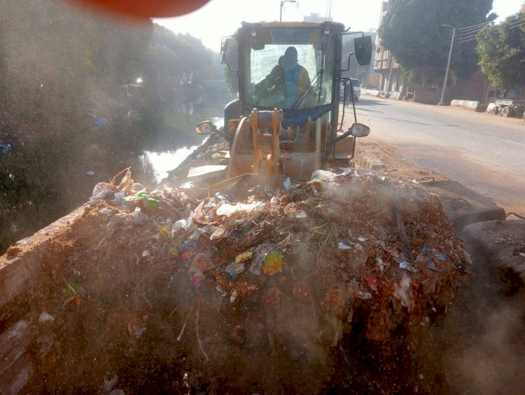 محافظ أسيوط يؤكد أهمية تكثيف حملات النظافة ورفع 66 طنًا من المخلفات بقرية الحمام