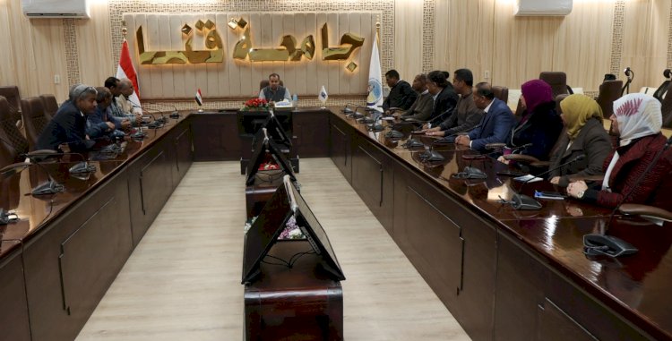 رئيس جامعة قنا يلتقي العاملين بالإدارة العامة للعلاقات العامة والإعلام