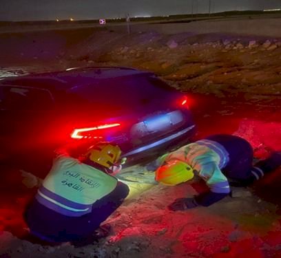 الاجهزة الامنية تستخرج سيارة "مواطنة" من الرمال بالقاهرة