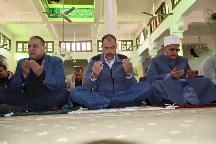 محافظ سوهاج يؤدي صلاة الجمعة بمسجد الشرطة بحي شرق
