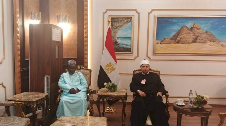 "البيومي" يستقبل  مفتي الكاميرون لدي وصوله  القاهرة