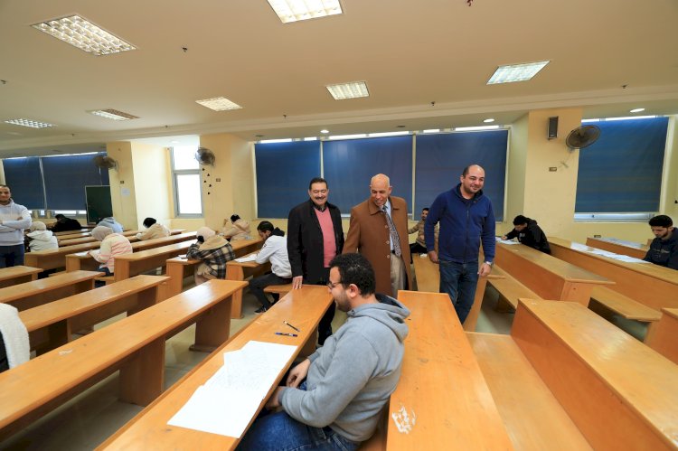 رئيس جامعة كفر الشيخ يتفقد امتحانات الفصل الدراسي الاول بكلية الطب البيطري
