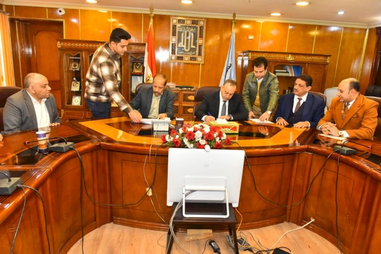 محافظ أسيوط يوقع بروتوكول تعاون مع «البنك الأهلي» و«بنك مصر»