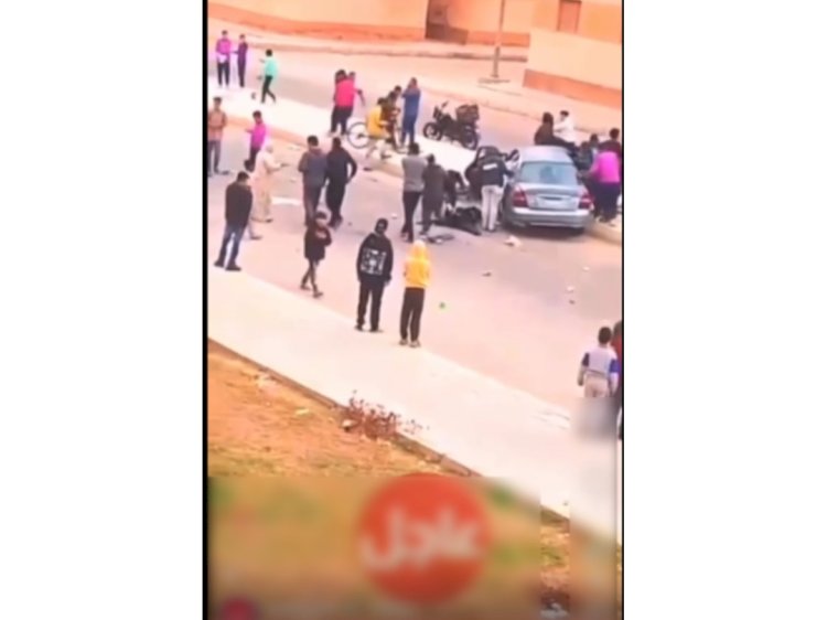 نكشف فيديو اصطدام  قائد سيارة  بعدد من المواطنين أمام مدرسة بالجيزة