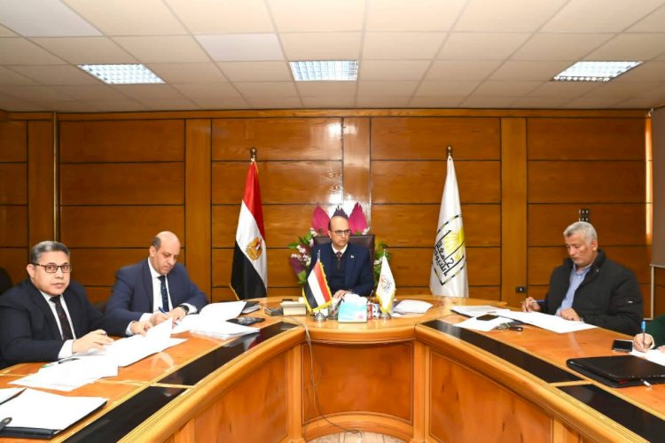 رئيس جامعة أسيوط يناقش الخطة الاستثمارية للجامعة للعام المالي 2026/2027