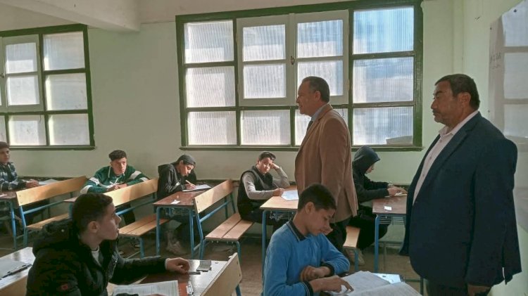 في اليوم الثاني لامتحانات الإعدادية بأسيوط ..  وكيل التعليم يتابع اللجان بأبوتيج