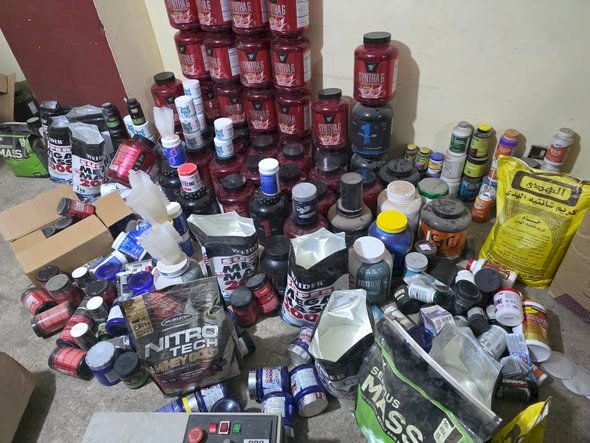 ضبط منشأة لتعبئة المكملات الغذائية مجهولة المصدر بحي الطالبية