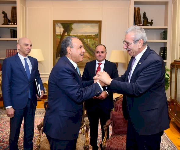 وزير الخارجية يستقبل رئيس اللجنة الوطنية لإدارة غزة ويؤكد دعم مصر الكامل