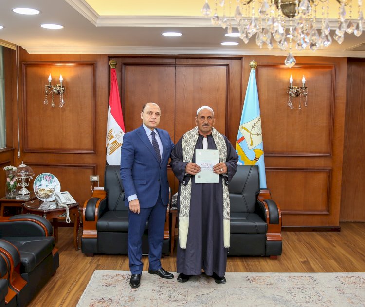 محافظ كفرالشيخ يُسلّم 6 عقود تقنين أراضي أملاك دولة للمستفيدين من المواطنين