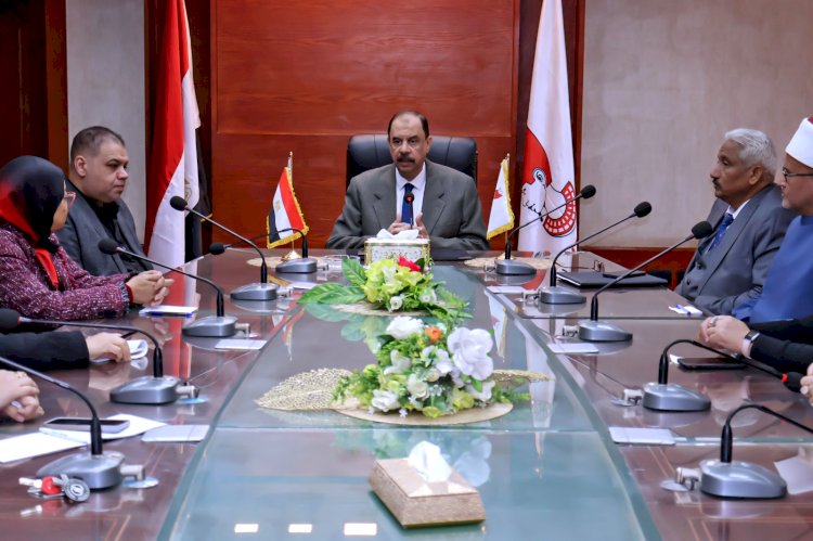 محافظ سوهاج يرأس اجتماع اللجنة الدائمة لمناهضة العنف ضد المرأة