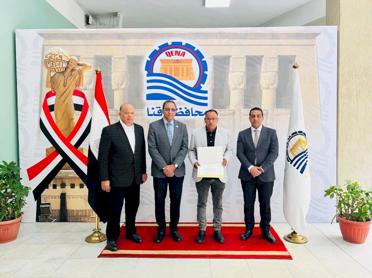 محافظ قنا يكرم المتدربين ضمن مبادرة "تواصل" لتدريب العاملين على لغة الإشارة