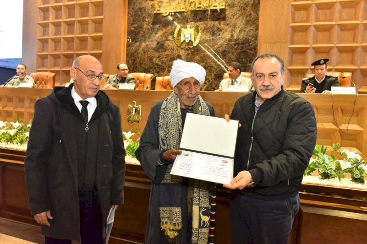محافظ أسيوط يكرم مسنًا قهر الأمية في عامه الـ91 ويصنع قصة أمل جديدة