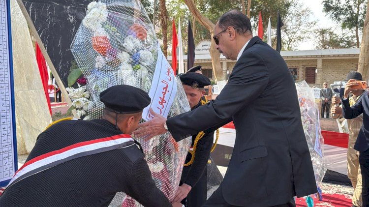 محافظ سوهاج يضع إكليلا من الزهور على النصب التذكاري لشهداء الشرطة