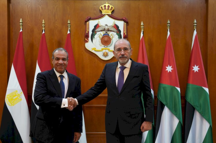 وزير الخارجية يبحث العلاقات الثنائية والتطورات الإقليمية مع نظيره الأردني في عمّان