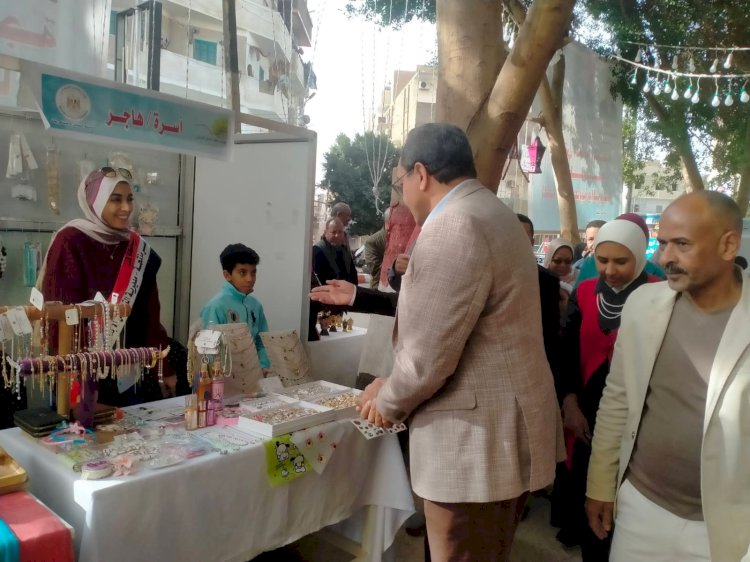 محافظ قنا يفتتح معرض الاسر المنتجه بمشاركة 31 عارضة