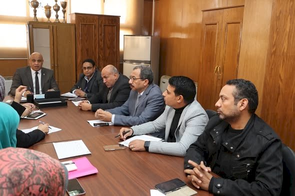 جامعة قنا تعقد اجتماع لجنة إعداد المقترح الاستراتيجي لتطوير التعليم الجامعي