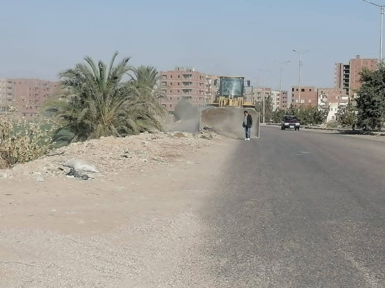 أشرف أنور رئيس مركز ومدينة قنا يتابع أعمال النظافة بجميع الأحياء