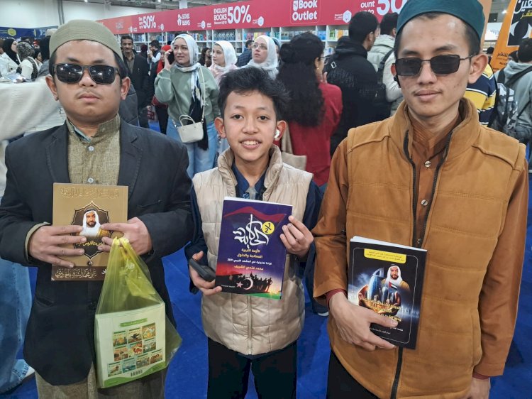 وفد من طلاب تايلاند الدارسين بالأزهر يزون جناح مركز العرب بمعرض الكتاب