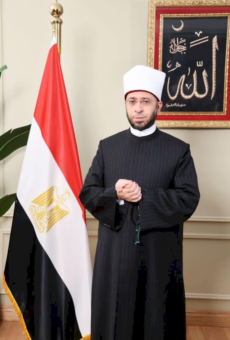 وزير الأوقاف يكافئ عامل بأوقاف القاهرة تقديرًا لاخلاصه في العمل